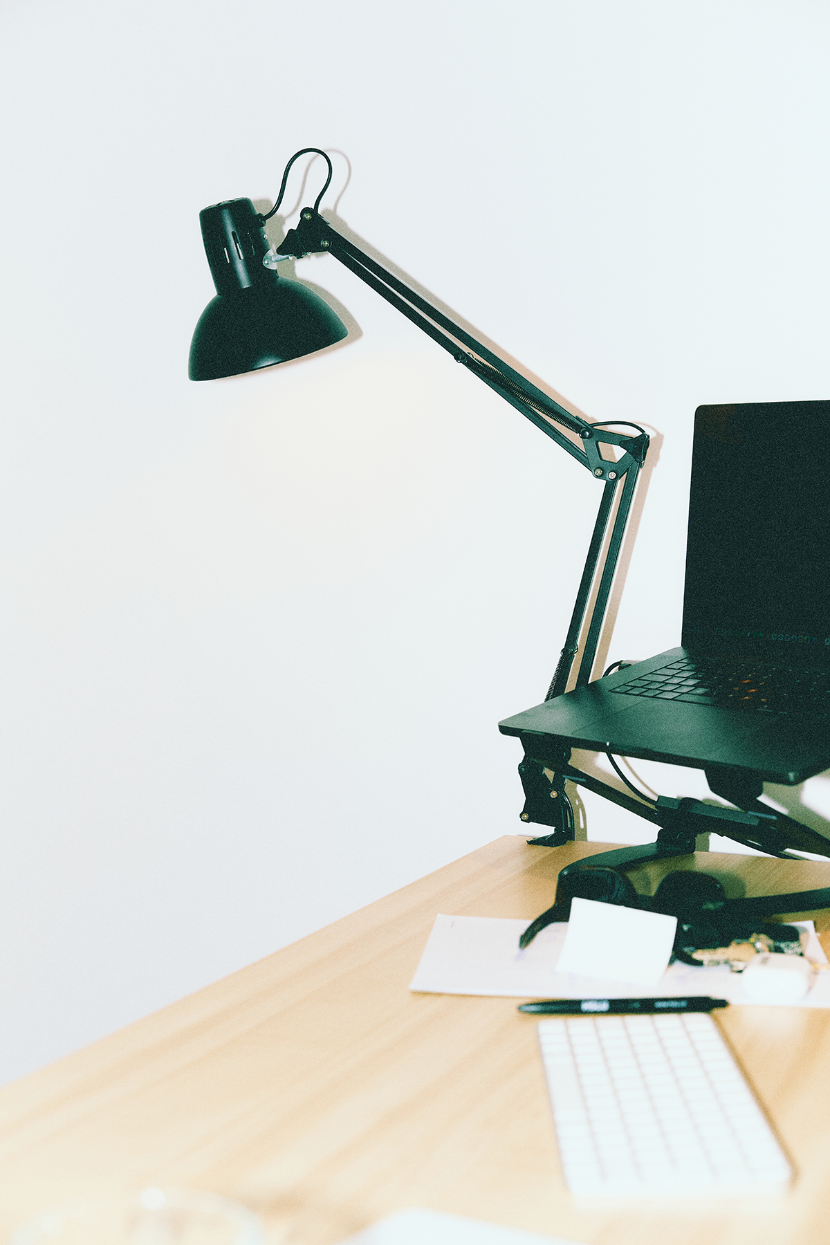 Arbeitsplatz mit Lampe